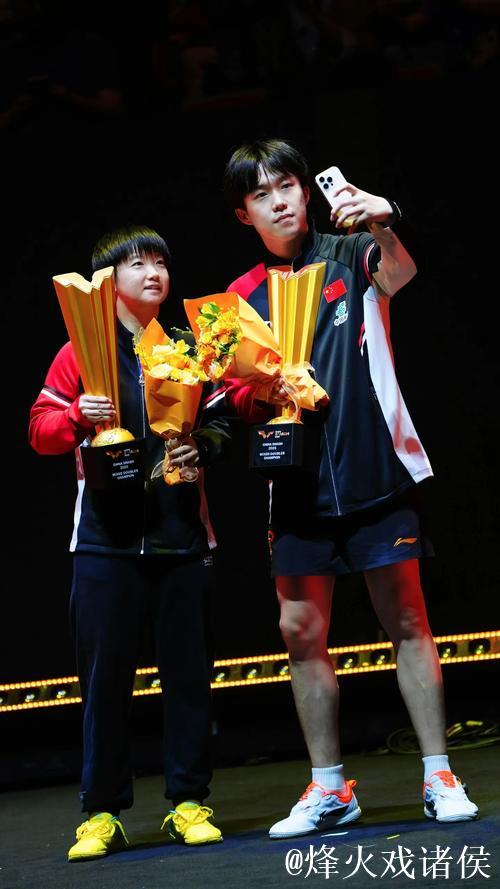 莎头罕见浪费3赛点!孙颖莎撇嘴不满,王楚钦笑了,跟黄镇廷闲聊 莎头罕见浪费3赛点!孙颖莎撇嘴不满,王楚钦笑了,跟黄镇廷闲聊